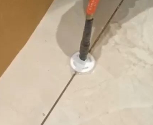 赞皇瓷砖空鼓维修公司专业解答瓷砖在铺贴过程中，如果没有涂抹均匀到位的粘结材料（如水泥砂浆或瓷砖胶），可能会导致以下问题