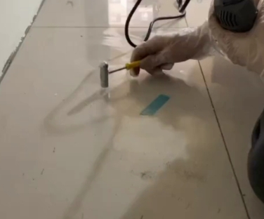 赞皇瓷砖开裂维修公司专业分享瓷砖在铺贴前如果没有沥干水分，将会导致以下问题