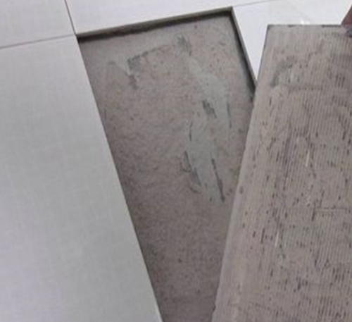 赞皇瓷砖空鼓维修公司分享瓷砖铺贴时如果打浆（即涂抹在瓷砖背面和基层上的砂浆或瓷砖胶）过少，会带来以下问题